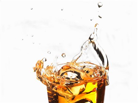 simsearch:659-06152109,k - Éclaboussures d'un verre de jus de pomme Photographie de stock - Premium Libres de Droits, Code: 659-03530112