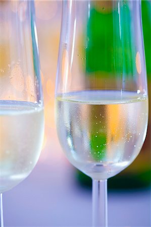 simsearch:659-03529216,k - Two glasses of champagne (detail) Foto de stock - Sin royalties Premium, Código: 659-03530121