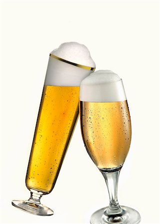 simsearch:659-03531292,k - Two glasses of pils clinking together Foto de stock - Sin royalties Premium, Código: 659-03530146