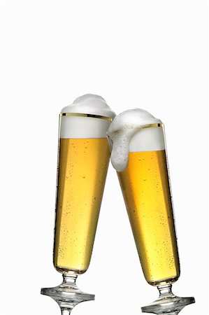 simsearch:659-01860653,k - Two glasses of pils clinking together Foto de stock - Sin royalties Premium, Código: 659-03530147