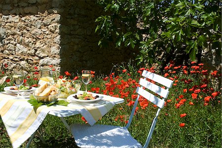 poppi castle - Laid table in summery garden Foto de stock - Sin royalties Premium, Código: 659-03530190