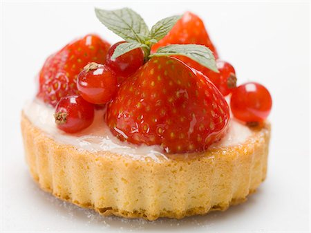 strawberry tartlet - Individual strawberry and redcurrant flan with mint leaves Stock Photo - Premium Royalty-Free, Code: 659-03530248