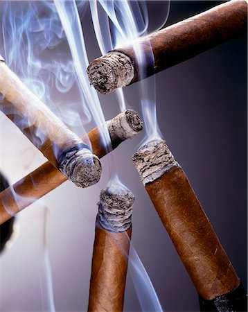 Five Lit Smoking Cigars Foto de stock - Sin royalties Premium, Código: 659-03530279