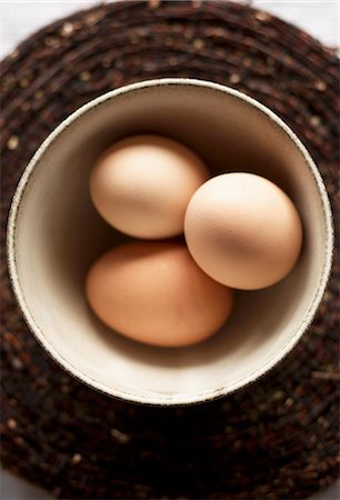 simsearch:659-01857965,k - Three eggs in a bowl (overhead view) Foto de stock - Sin royalties Premium, Código: 659-03530284