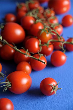 simsearch:659-01848974,k - Cherry tomatoes on blue background Foto de stock - Royalty Free Premium, Número: 659-03530287