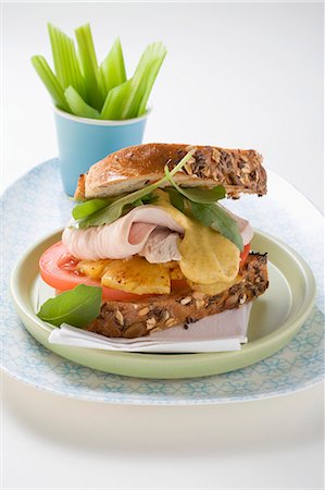 pavo (alimento) - Turkey and tomato sandwich Foto de stock - Sin royalties Premium, Código: 659-03530289