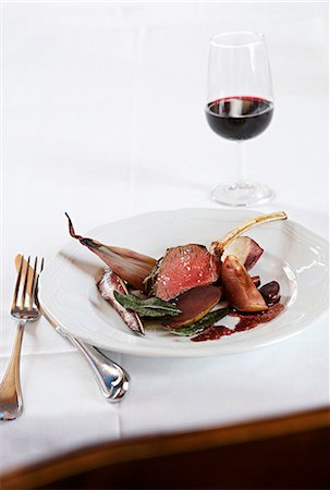 simsearch:659-06495574,k - Rack of venison with apple and root vegetables Foto de stock - Sin royalties Premium, Código: 659-03530307