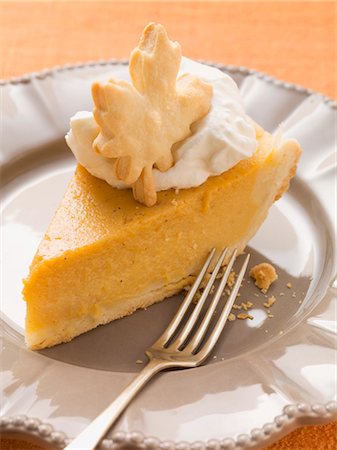 simsearch:659-08896053,k - Piece of pumpkin pie with cream and pastry leaf Fotografie stock - Premium Royalty-Free, Codice: 659-03530483