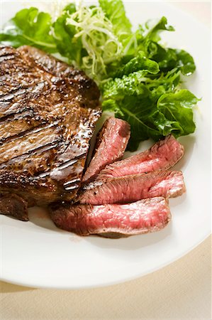 steak on grill - Partially Sliced Steak; Rare; Side Salad Stock Photo - Premium Royalty-Free, Code: 659-03530501