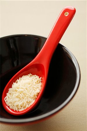 simsearch:659-03533224,k - Une cuillerée de riz basmati dans un bol de laque Photographie de stock - Premium Libres de Droits, Code: 659-03530510