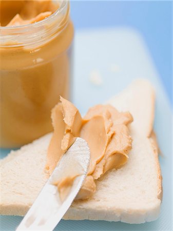 sliced bread - Peanut butter on white bread and in jar Foto de stock - Sin royalties Premium, Código: 659-03530524