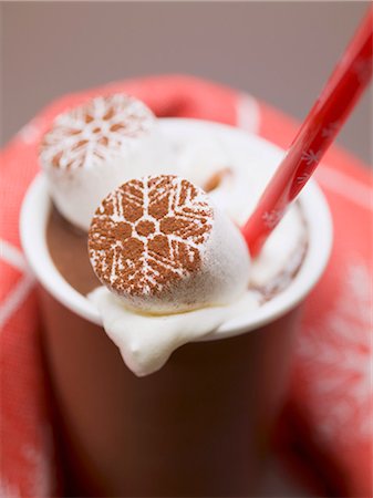 Hot chocolate with marshmallows and cream Foto de stock - Sin royalties Premium, Código: 659-03530537
