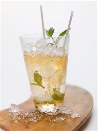 pepper mint tea - Mojito with mint, crushed ice and straws Stock Photo - Premium Royalty-Free, Code: 659-03530540