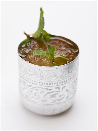 simsearch:659-01856845,k - Cold peppermint tea in silver beaker Foto de stock - Sin royalties Premium, Código: 659-03530541