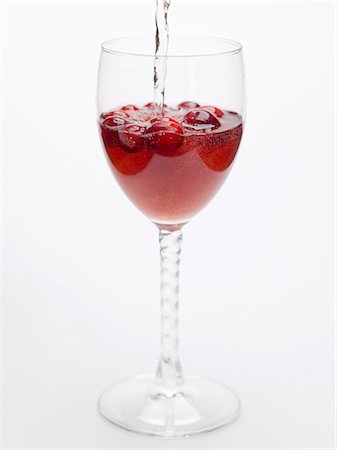 Adding water to cranberry drink Foto de stock - Sin royalties Premium, Código: 659-03530543