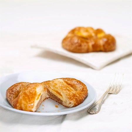 sabroso - Croissant filled with egg Foto de stock - Sin royalties Premium, Código: 659-03530557