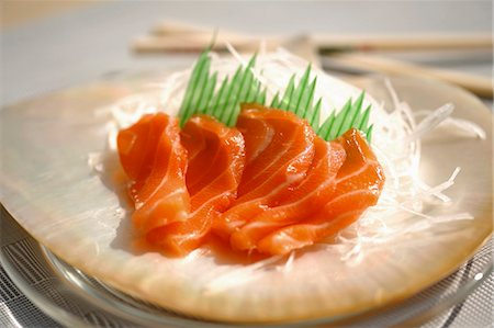 simsearch:659-03522494,k - Salmon sashimi with daikon radish Foto de stock - Sin royalties Premium, Código: 659-03530577