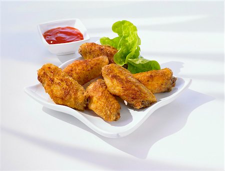 Ailes de poulet avec une trempette de piment Photographie de stock - Premium Libres de Droits, Code: 659-03530593