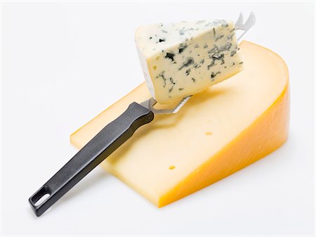 Pieces of Gouda and Gorgonzola with cheese knife Stock Photo - Premium Royalty-Free, Code: 659-03530659