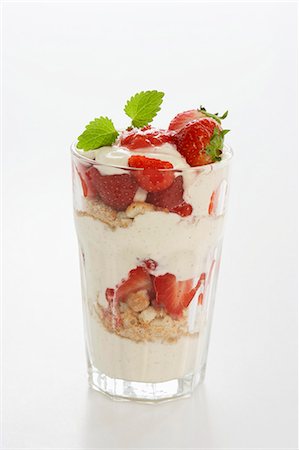 Strawberry mascarpone trifle Foto de stock - Sin royalties Premium, Código: 659-03530686