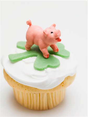 simsearch:659-03531959,k - Cupcake décoré de porte-bonheur pour le réveillon du nouvel an Photographie de stock - Premium Libres de Droits, Code: 659-03530707