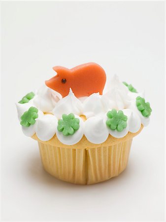 Cupcake with lucky pig and clover leaves Stock Photo - Premium Royalty-Free, Code: 659-03530702