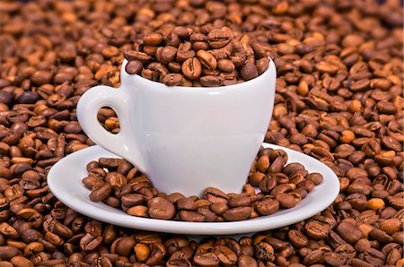 simsearch:659-06902597,k - Coffee beans in espresso cup and saucer Foto de stock - Sin royalties Premium, Código: 659-03530717