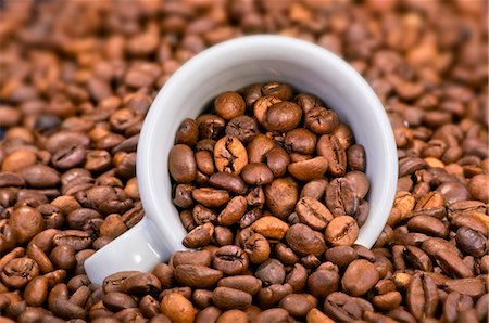 simsearch:659-06902597,k - Coffee beans with espresso cup lying on its side Foto de stock - Sin royalties Premium, Código: 659-03530718