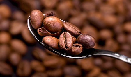 simsearch:659-01852558,k - Coffee beans on spoon against background of coffee beans Stock Photo - Premium Royalty-Free, Code: 659-03530719