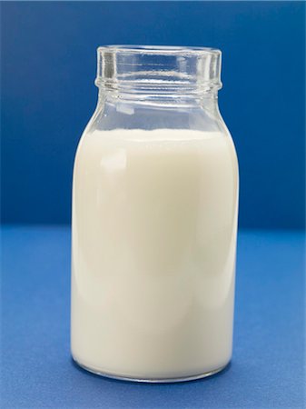 Small bottle of milk Foto de stock - Sin royalties Premium, Código: 659-03530739