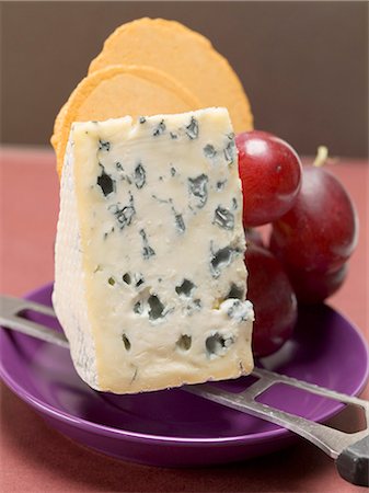 simsearch:659-03528073,k - Morceau de fromage bleu, pétunidine et craquelins Photographie de stock - Premium Libres de Droits, Code: 659-03530744
