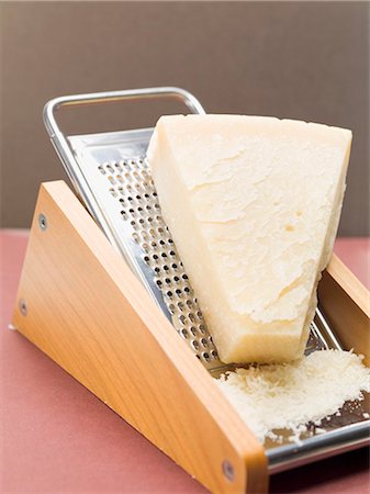 rallador de queso - Parmesan on cheese grater Foto de stock - Sin royalties Premium, Código: 659-03530746