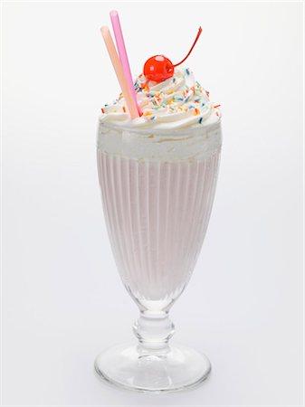 simsearch:659-06493946,k - Milk-Shake à la crème, vermicelles et cerise cocktail Photographie de stock - Premium Libres de Droits, Code: 659-03530755