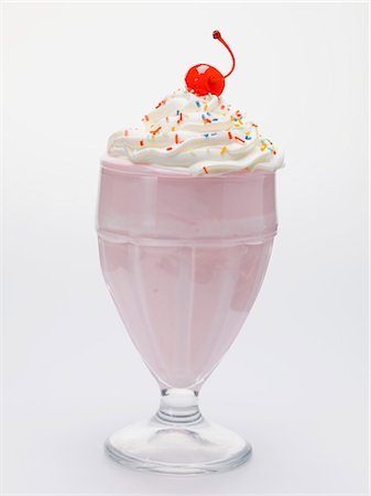 simsearch:659-06493946,k - Milk-Shake à la crème, vermicelles et cerise cocktail Photographie de stock - Premium Libres de Droits, Code: 659-03530759