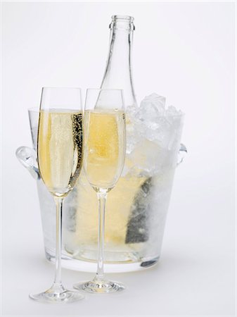 simsearch:659-03530750,k - Two glasses of sparkling wine, wine bottle in ice bucket Foto de stock - Sin royalties Premium, Código: 659-03530750