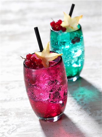 simsearch:659-03526561,k - Two cocktails with redcurrants and star fruit Foto de stock - Sin royalties Premium, Código: 659-03530774