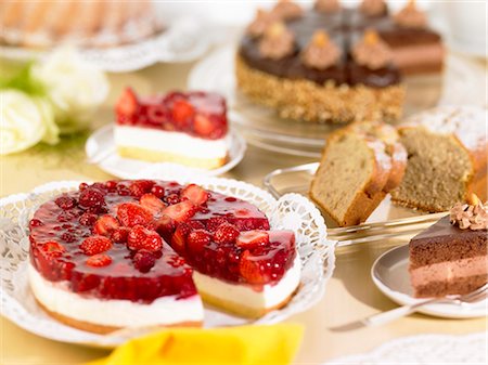 summer food - Cake buffet with cheesecake, chocolate cake, loaf cake Foto de stock - Sin royalties Premium, Código: 659-03530798
