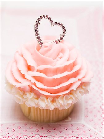 Rose muffin for Valentine's Day Stock Photo - Premium Royalty-Free, Code: 659-03530817