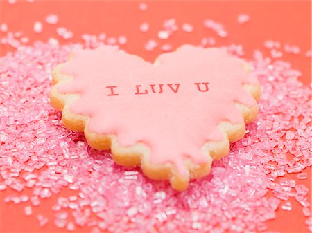 simsearch:659-03530847,k - Heart-shaped biscuit on pink sugar Stock Photo - Premium Royalty-Free, Code: 659-03530847