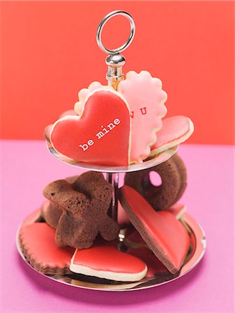 simsearch:659-03530839,k - Heart-shaped biscuits with pink & red icing & chocolate cakes Fotografie stock - Premium Royalty-Free, Codice: 659-03530841