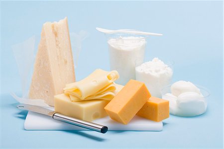 parmesano - Still life with hard cheese and fresh cheese Foto de stock - Sin royalties Premium, Código: 659-03530910