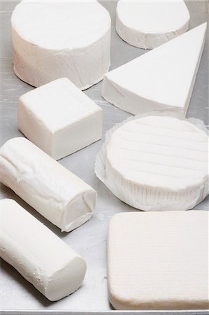 Various soft cheeses and fresh cheeses Foto de stock - Sin royalties Premium, Código: 659-03530928