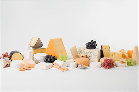 productos lácteos - Cheese still life with grapes and crackers Foto de stock - Sin royalties Premium, Código: 659-03530931
