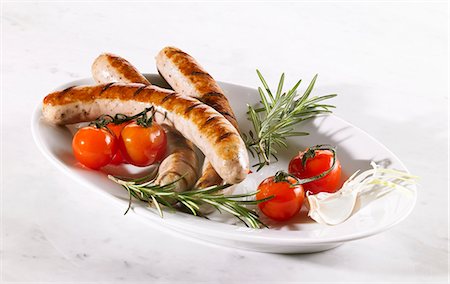 sausage recipe - Grilled sausages with fresh tomatoes and rosemary Foto de stock - Sin royalties Premium, Código: 659-03530952