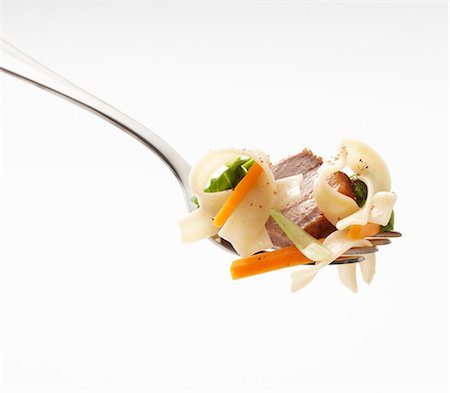 simsearch:659-01842609,k - Ribbon pasta with duck breast and vegetables on fork Foto de stock - Sin royalties Premium, Código: 659-03531001