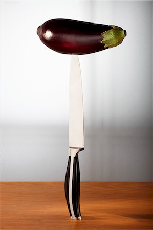 simsearch:659-03533695,k - Aubergine speared on a knife Fotografie stock - Premium Royalty-Free, Codice: 659-03531056