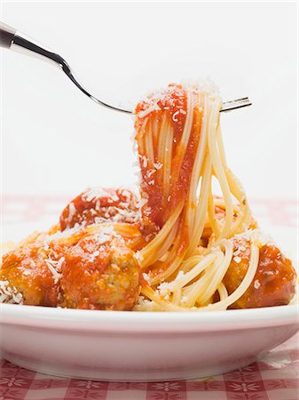 Mélange de spaghetti et boulettes de viande à la sauce tomate Photographie de stock - Premium Libres de Droits, Code: 659-03531087