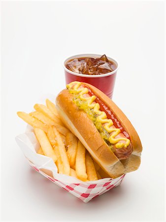 Un Hot-Dog avec frites et un gobelet en plastique de cola Photographie de stock - Premium Libres de Droits, Code: 659-03531080