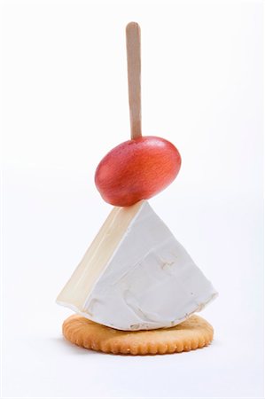 queso brie - Soft cheese and grape on cracker Foto de stock - Sin royalties Premium, Código: 659-03531146