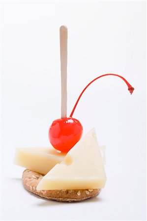 emmental - Emmental cheese and cocktail cherry on wholemeal cracker Foto de stock - Sin royalties Premium, Código: 659-03531147